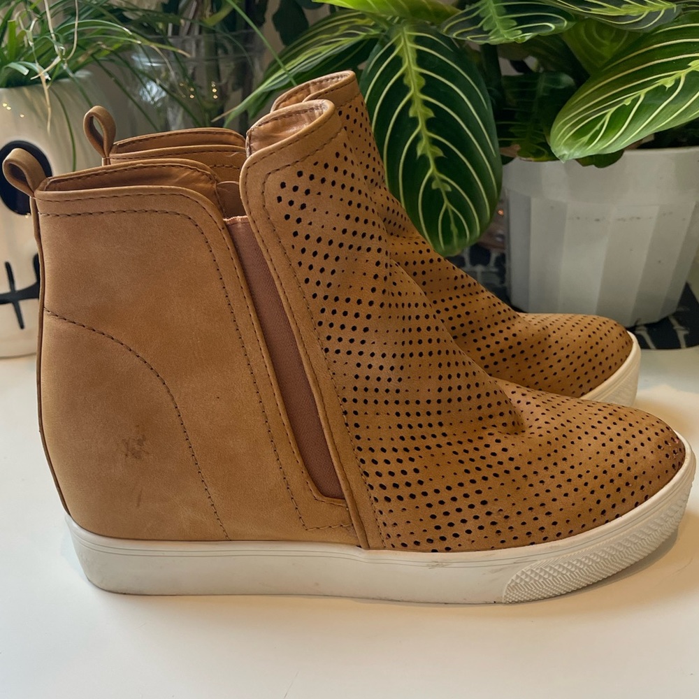 Light brown womens size 8.5 wedge sneaker